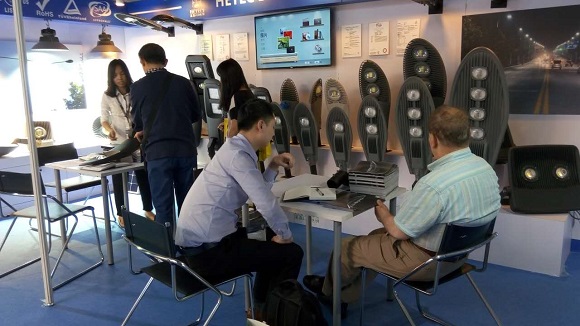 觀展客戶表示對(duì)我們新款路燈比較感興趣